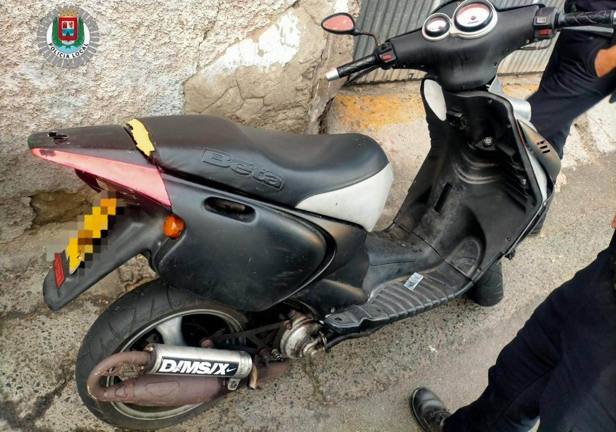 Un motorista huye de la Policía y tras interceptarlo resulta que era menor y conducía sin carné