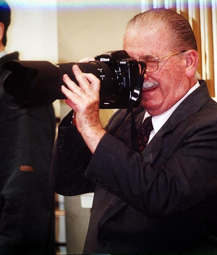 Imagen secundaria 2 - Interrumpen el pleno tras una caída del fotógrafo Trino Garriga