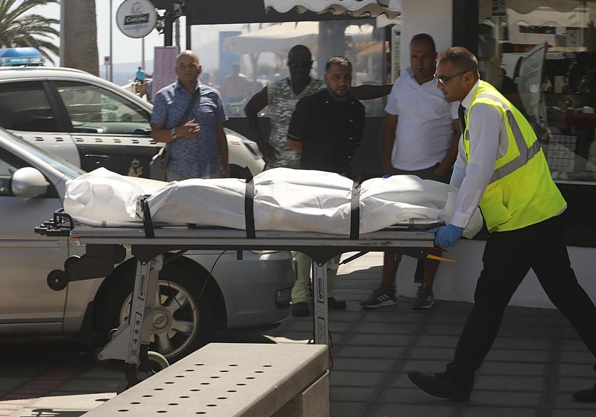 Traslado de víctima mortal en un crimen, para la práctica de la autopsia en Arrecife.