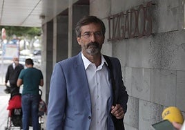 Pedro San Ginés, ante el Palacio de Justicia en Arrecife.