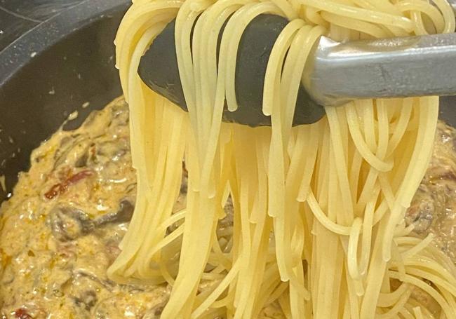Incorporamos la pasta junto la crema