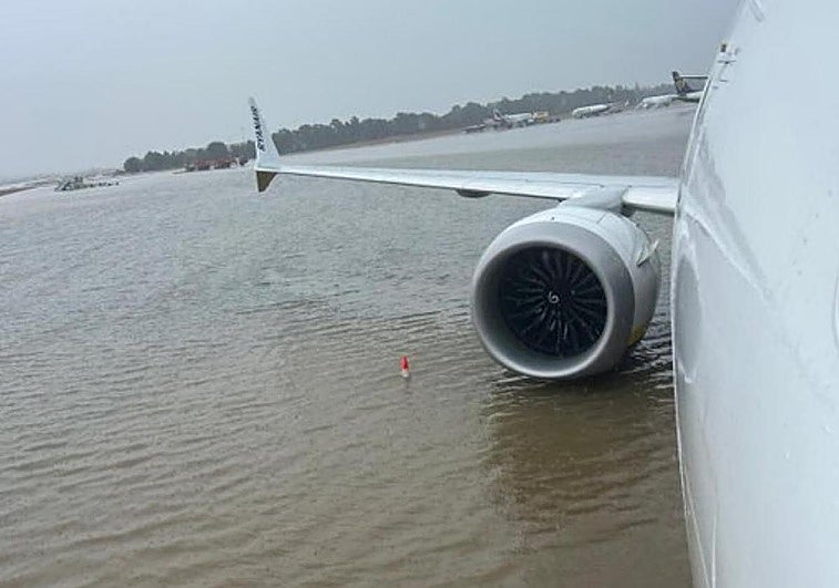 Imagen del nivel que alcanzó el agua en el aeropuerto de Palma este martes.