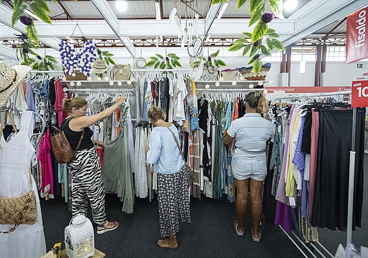 Las ofertas de textil ocupan buena parte de la feria de los saldos.