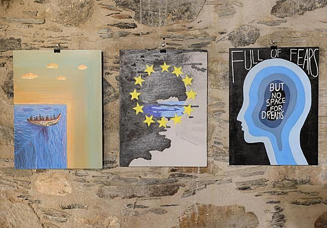 Tres de los cuadros de la muestra. El de la izquierda es de Zoe Nantón y el del centro, de Hicham Charki.