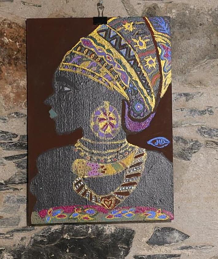 Imagen secundaria 2 - Víktor Arvín, tocando en la inauguración. Debajo, la concejal de Cultura, Elena Álamo, contemplando el xuadro de Mbaye junto al director del IES, Daniel Escobar. Mbaye hizo cinco de las cuadros de la muestra.