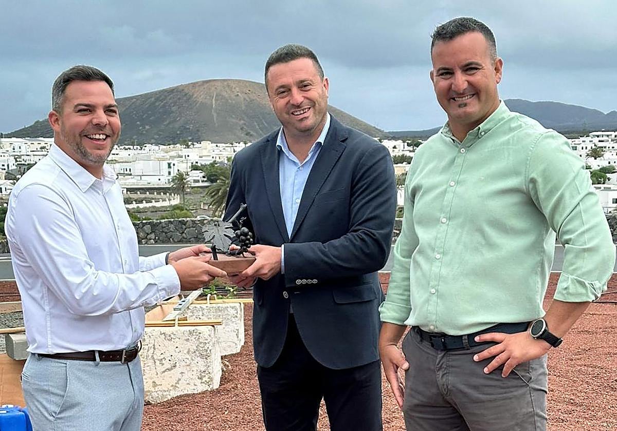 Autoridades en la rotonda, con la maqueta de la obra.