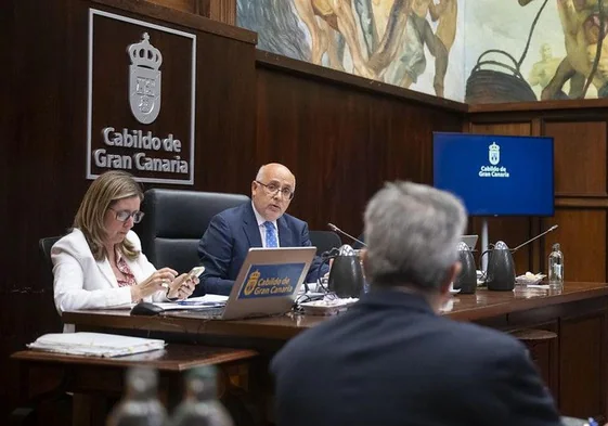 El presidente, Antonio Morales, mira al portavoz el PP, Miguel Jorge, durante el Debate.