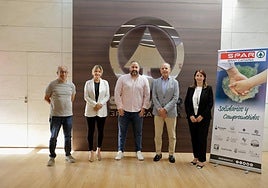 Representantes de SPAR Gran Canaria y del Club Interisleta Fútbol Sala tras la firma.
