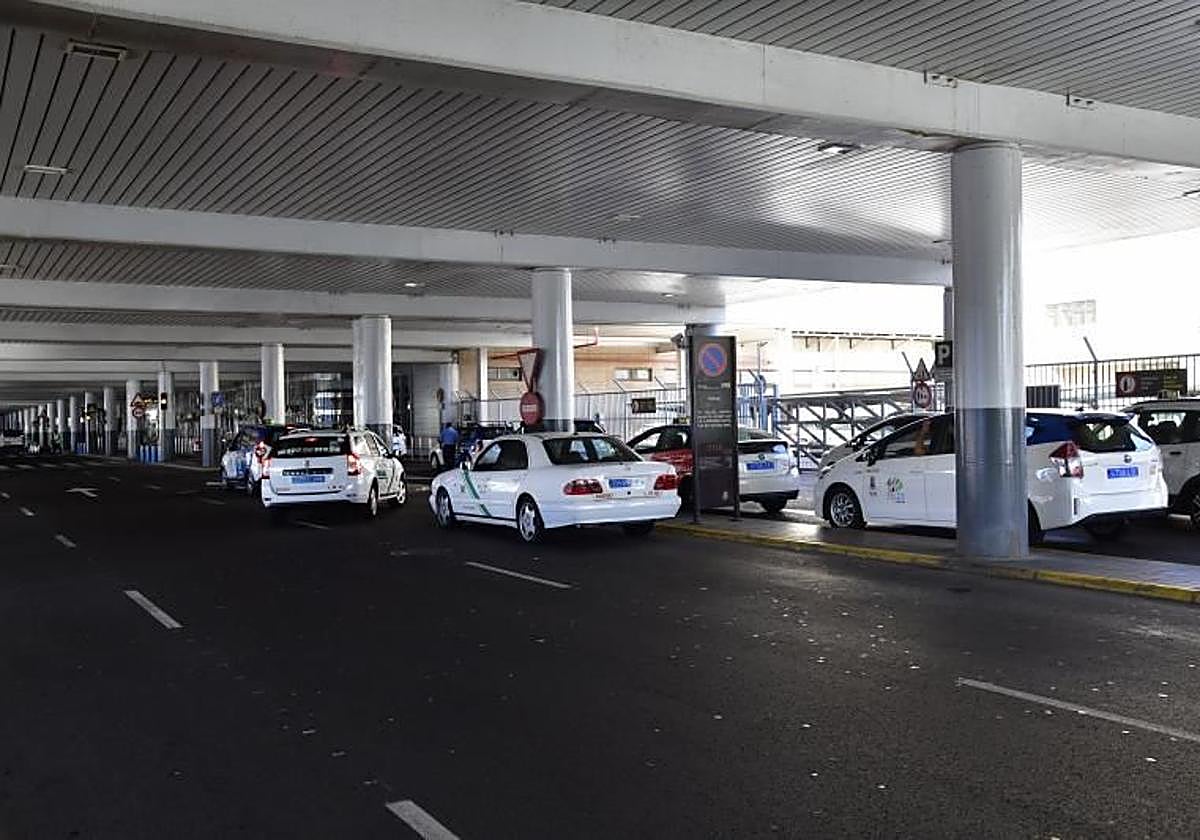Imagen de archivo de la parada de taxis en el aeropuerto de Gran Canaria.