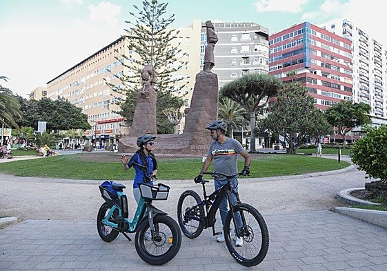 La Plaza de España es el punto de arranque de una ruta en la que, gracias a las eBikes de Flick Moto, las pendientes son fáciles de gestionar.