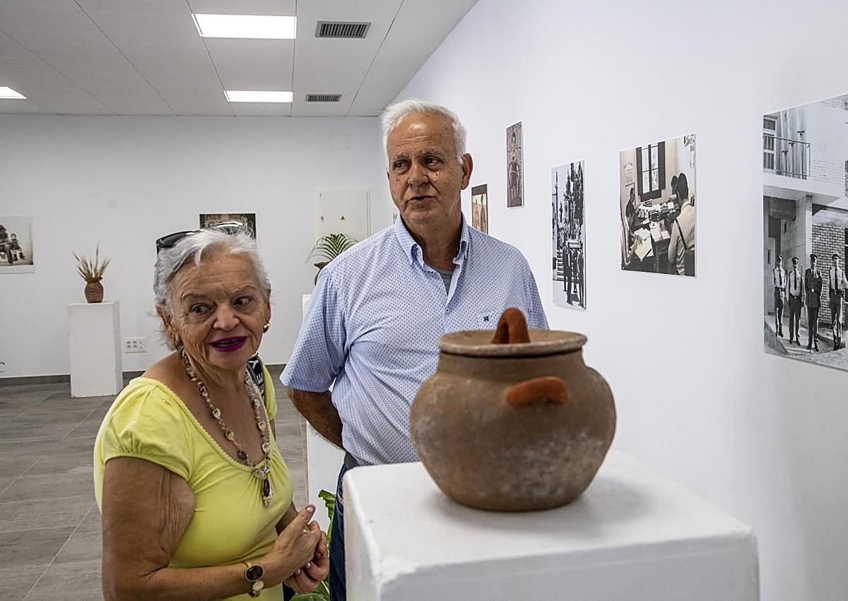 Imagen secundaria 1 - Vista parcial de la exposición. Debajo, Juana Olivia y Salvador. Al lado, foto de antiguos policías de Mogán, Amado, Suso, Eulogio Damián Saavedra, y Juanito Martín. 