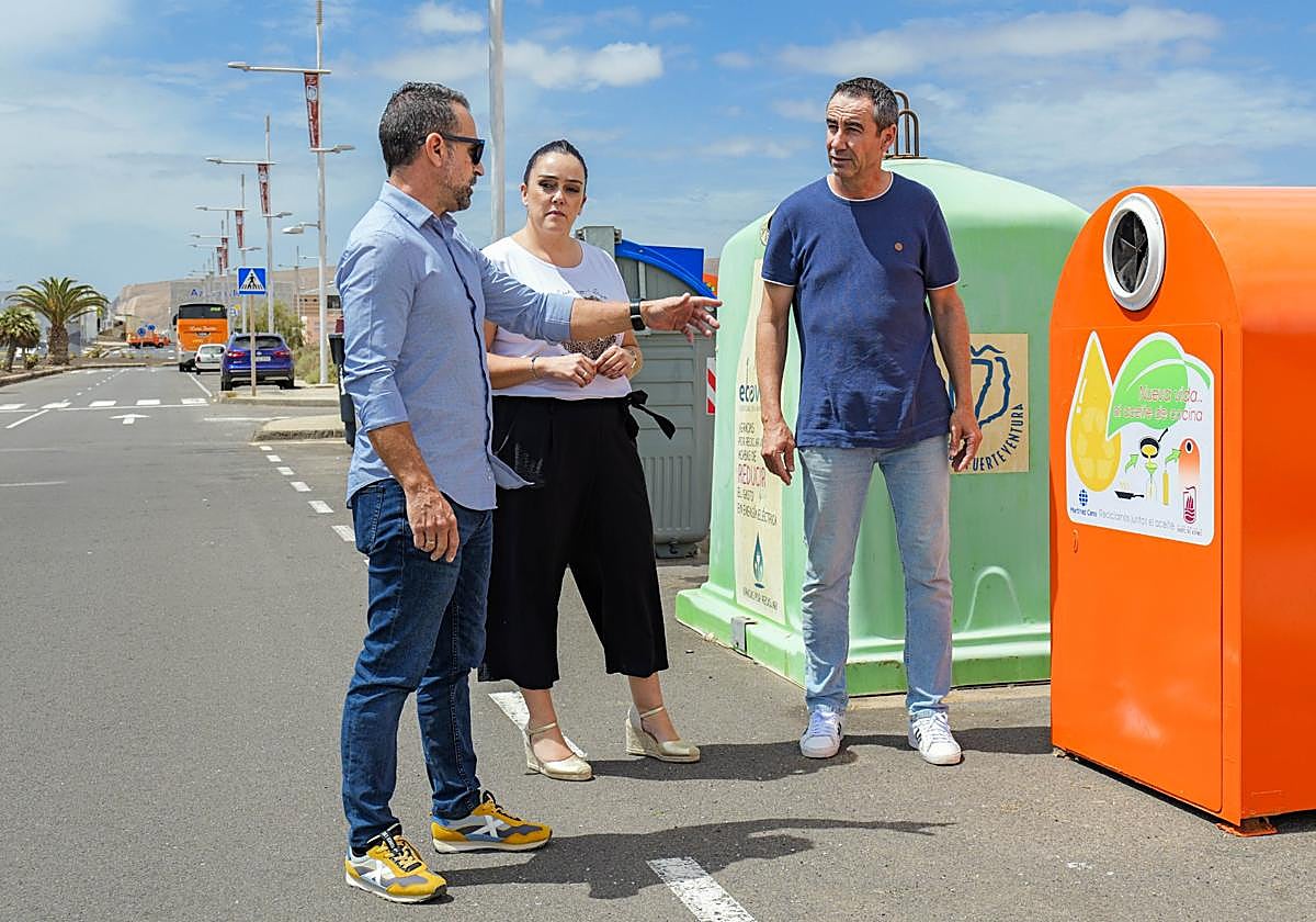 El responsable de Martínez Cano, con los concejales María Franco y David de León, con el nuevo contenedor de color naranja.