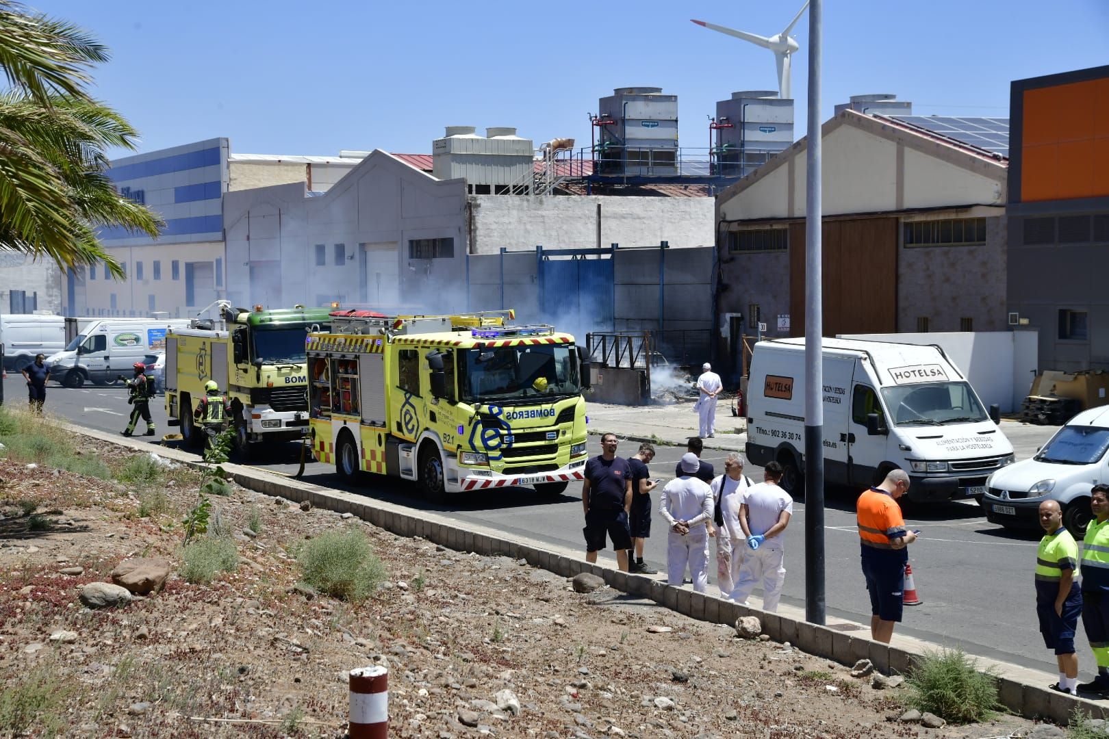 El incendio de dos coches en una nave del polígono de arinaga, en imágenes