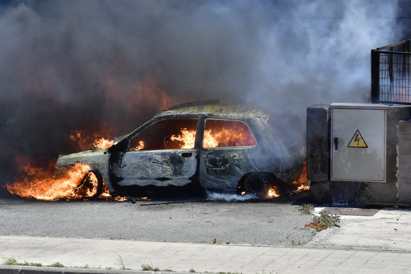El incendio de dos coches en una nave del polígono de arinaga, en imágenes