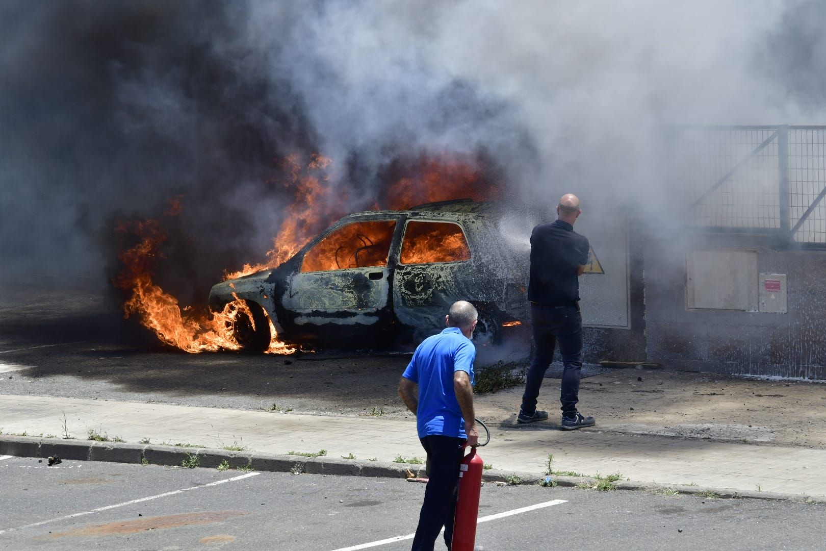 El incendio de dos coches en una nave del polígono de arinaga, en imágenes