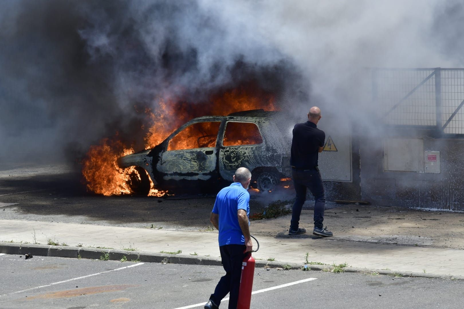 El incendio de dos coches en una nave del polígono de arinaga, en imágenes