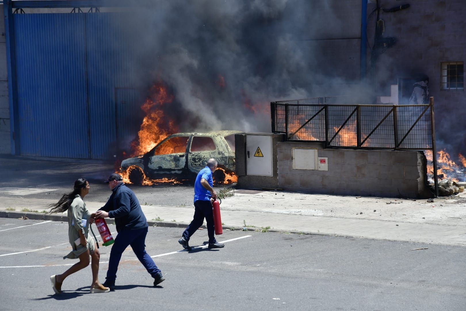 El incendio de dos coches en una nave del polígono de arinaga, en imágenes