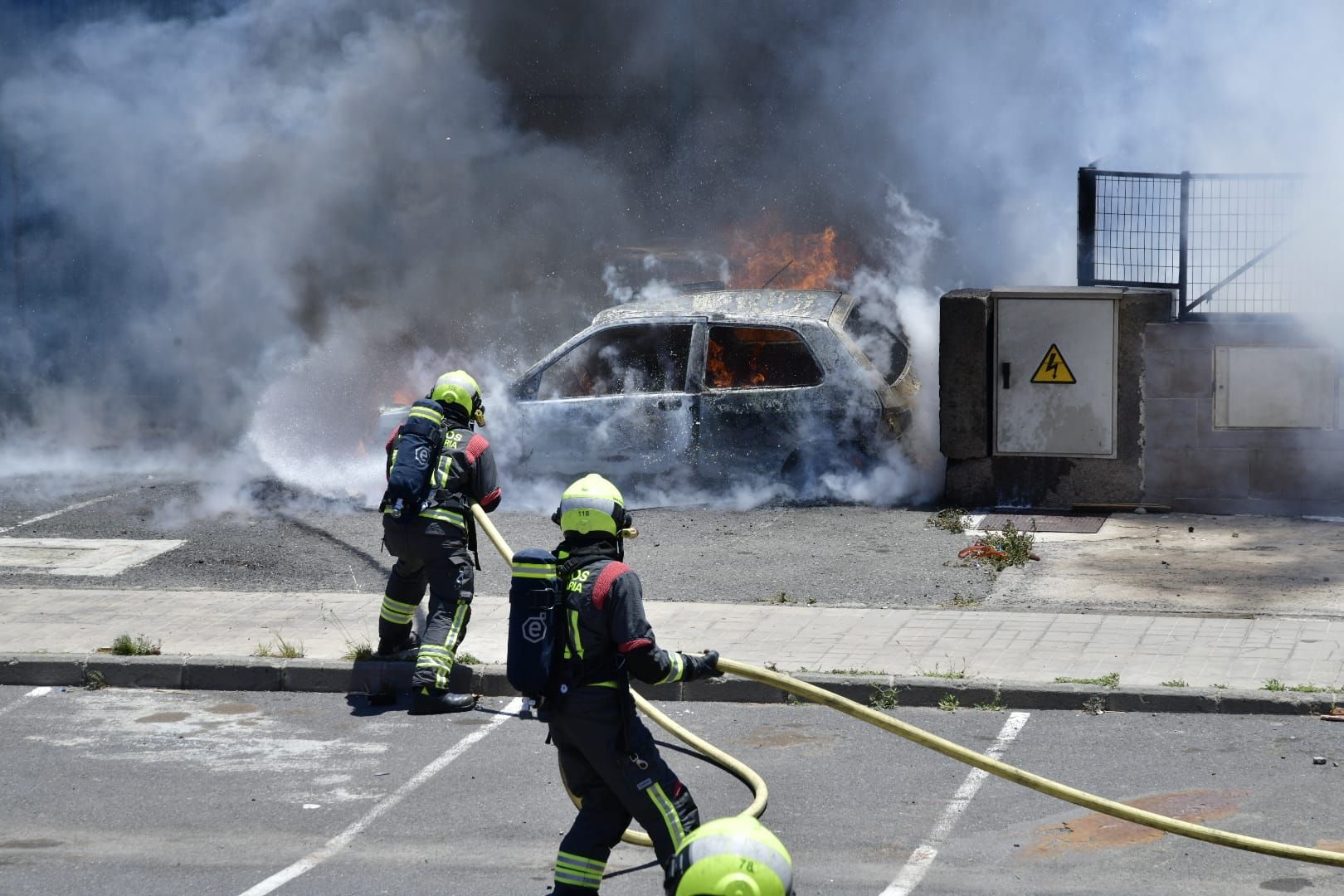 El incendio de dos coches en una nave del polígono de arinaga, en imágenes
