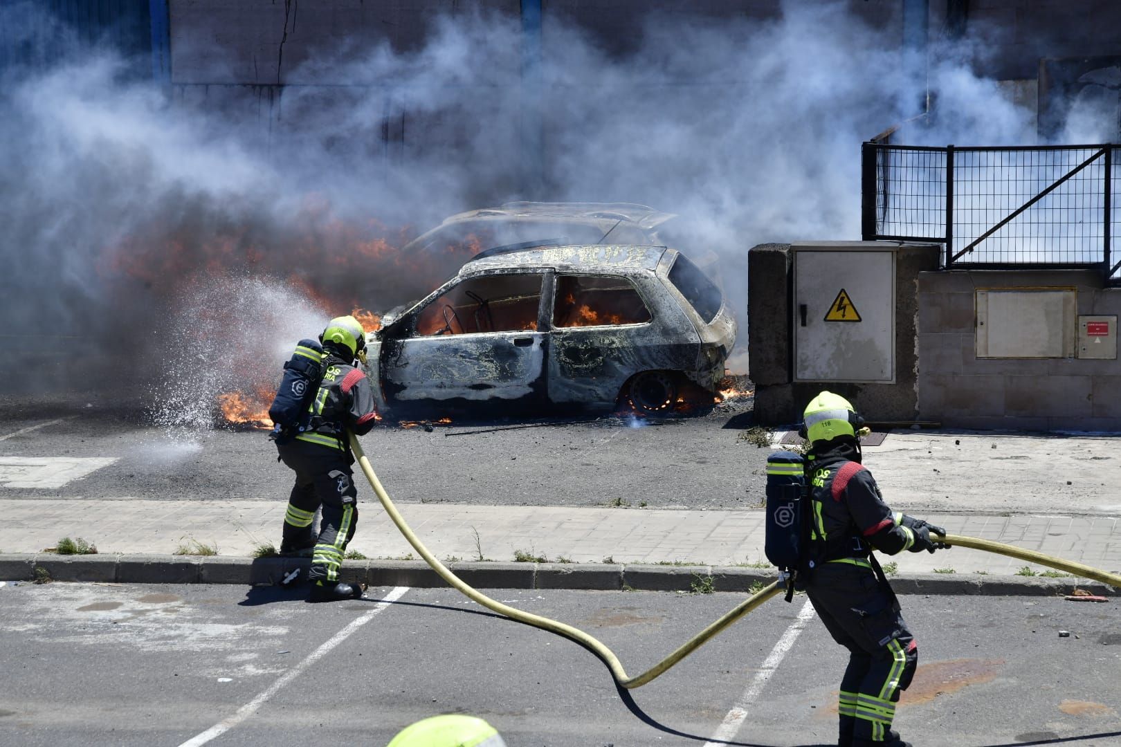 El incendio de dos coches en una nave del polígono de arinaga, en imágenes