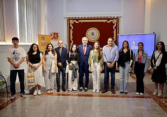 Foto de familia de los alumnos y alumnas con mayor calificación junto al rector, Lluís Serra.