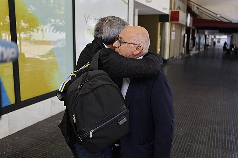 Abrazo entre Román Rodríguez, presidente de NC y Antonio Morales, titular del Cabildo de Gran Canaria, a su llegada a la reunión.