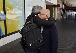 Abrazo entre Román Rodríguez, presidente de NC y Antonio Morales, titular del Cabildo de Gran Canaria, a su llegada a la reunión.