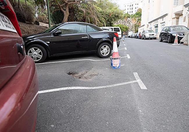 Uno de los socavones de la calle de la urbanización.