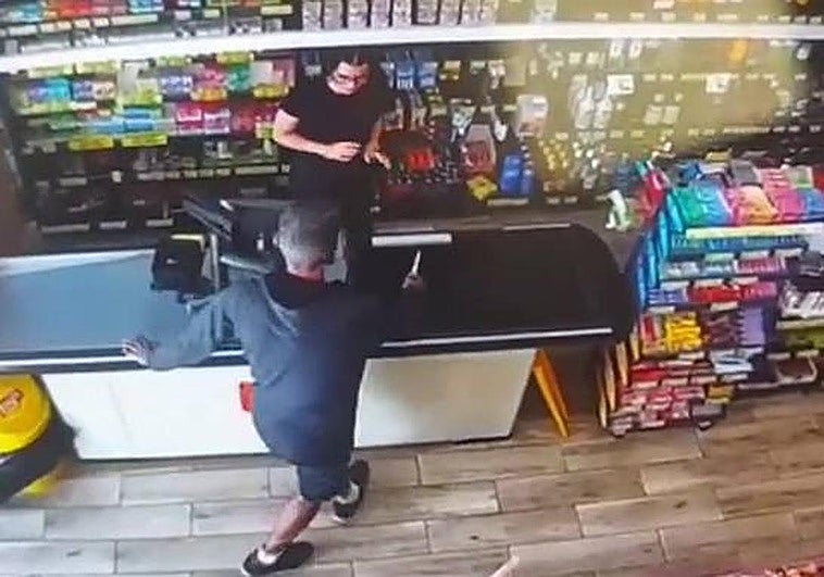 Imagen de uno de los robos, que fue captado por una cámara de seguridad.