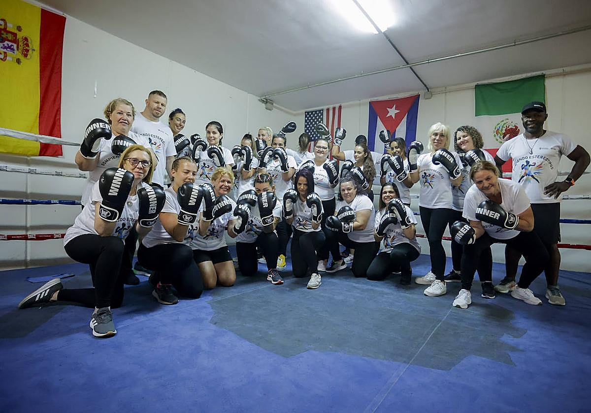Foto de grupo de las usuarias con los técnicos del taller.