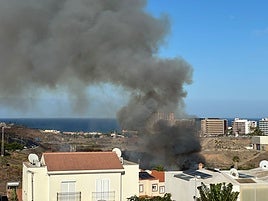 Una columna de humo negra es visible desde la zona de San Fernando.