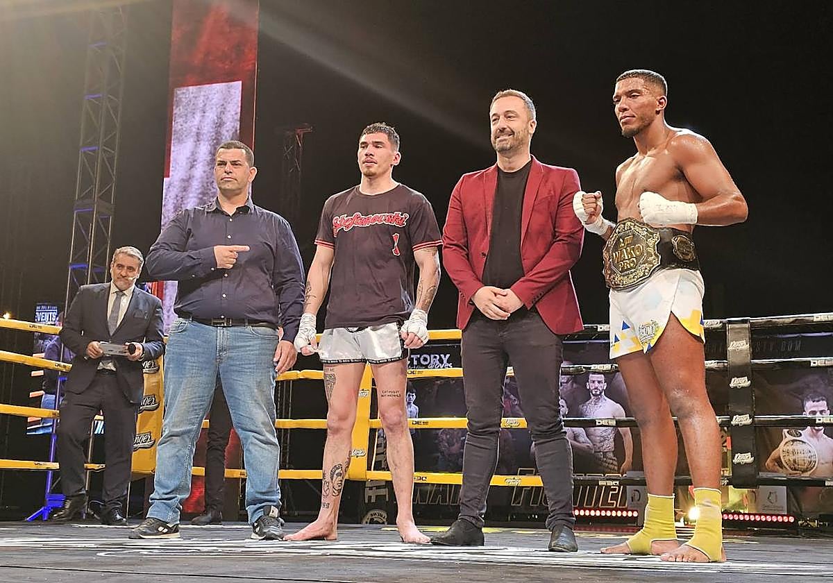 Aixay Hernández, ya con el cinturón de campeón del mundo.