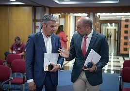 El consejero de Agricultura, Narvay Quintero (i), y el portavoz, Alfonso Cabello.