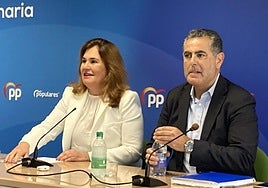 Jimena Delgado e Ignacio Guerra, este lunes, durante la rueda de prensa celebrada en la sede de los populares en la capital grancanaria.