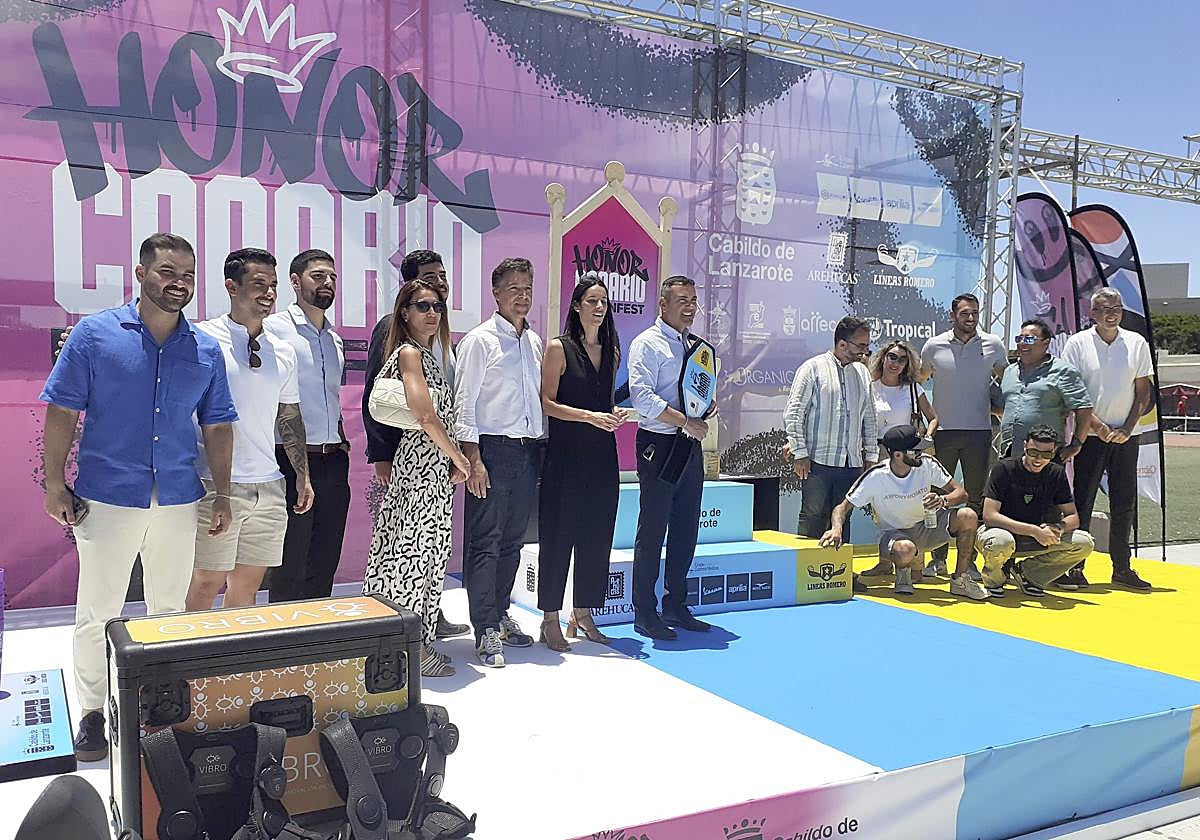 Artistas finalistas y autoridades en la Ciudad Deportiva Lanzarote.