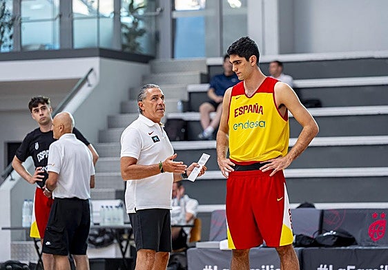 Sergio Scariolo dialoga con Santi Aldama en el entrenamiento de este lunes.