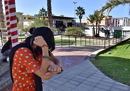 Una de las usuarias de Caipsho con las dependencias, ya clausuradas, al fondo.