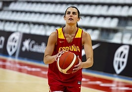 Leticia Romero lanza en un entrenamiento con España.