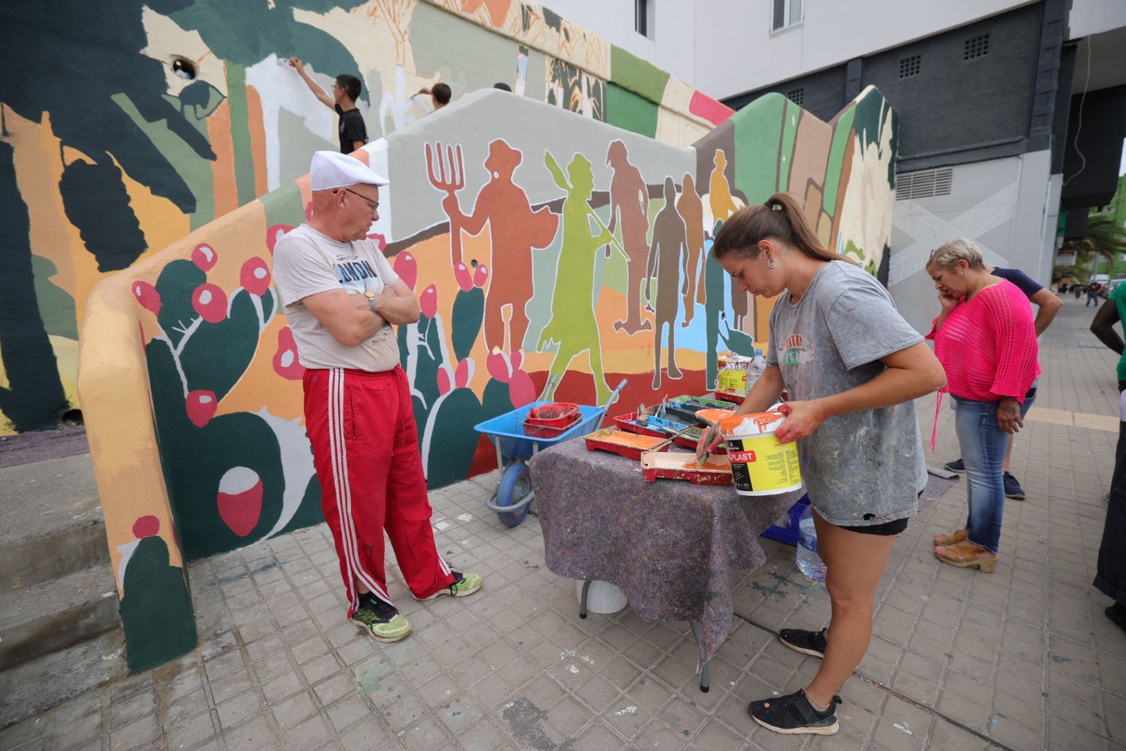 Los vecinos del barrio de la Vega de San José se vuelcan en su mural