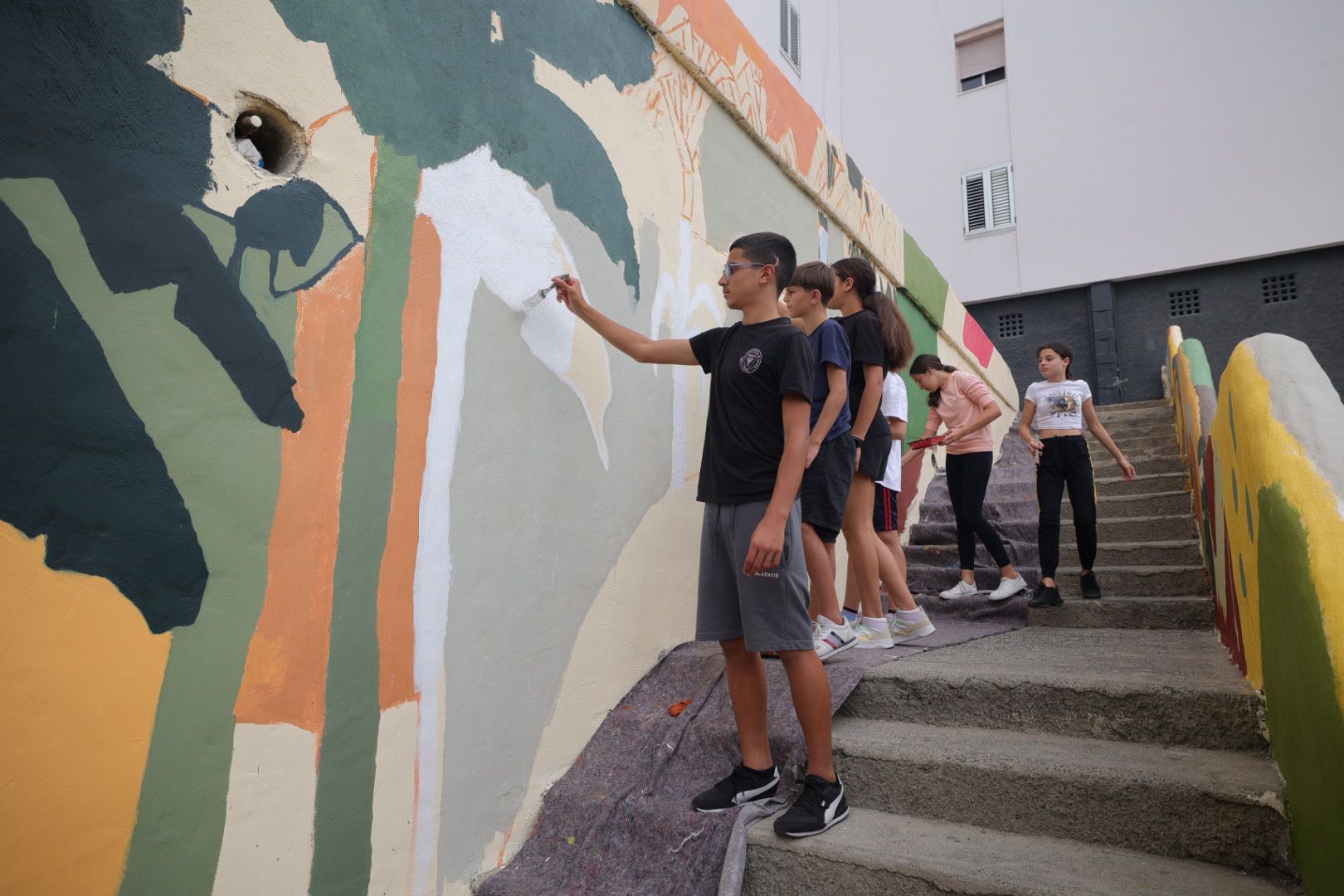 Los vecinos del barrio de la Vega de San José se vuelcan en su mural