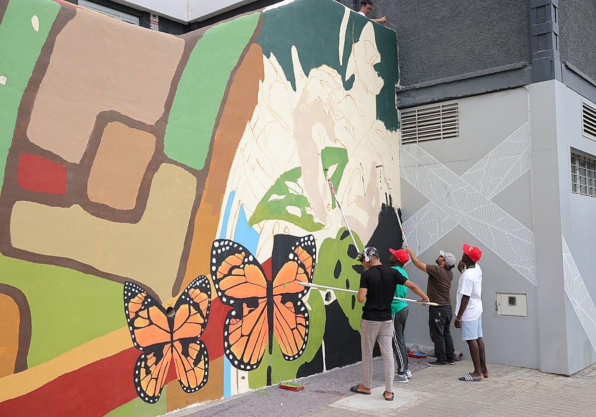 Los vecinos del barrio de la Vega de San José se vuelcan en su mural