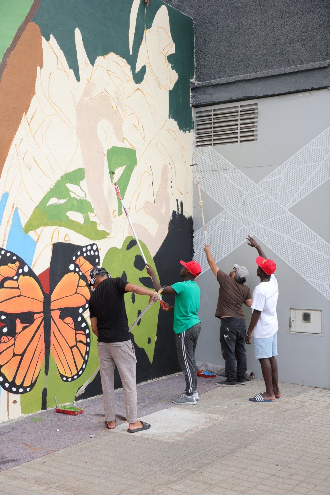 Los vecinos del barrio de la Vega de San José se vuelcan en su mural