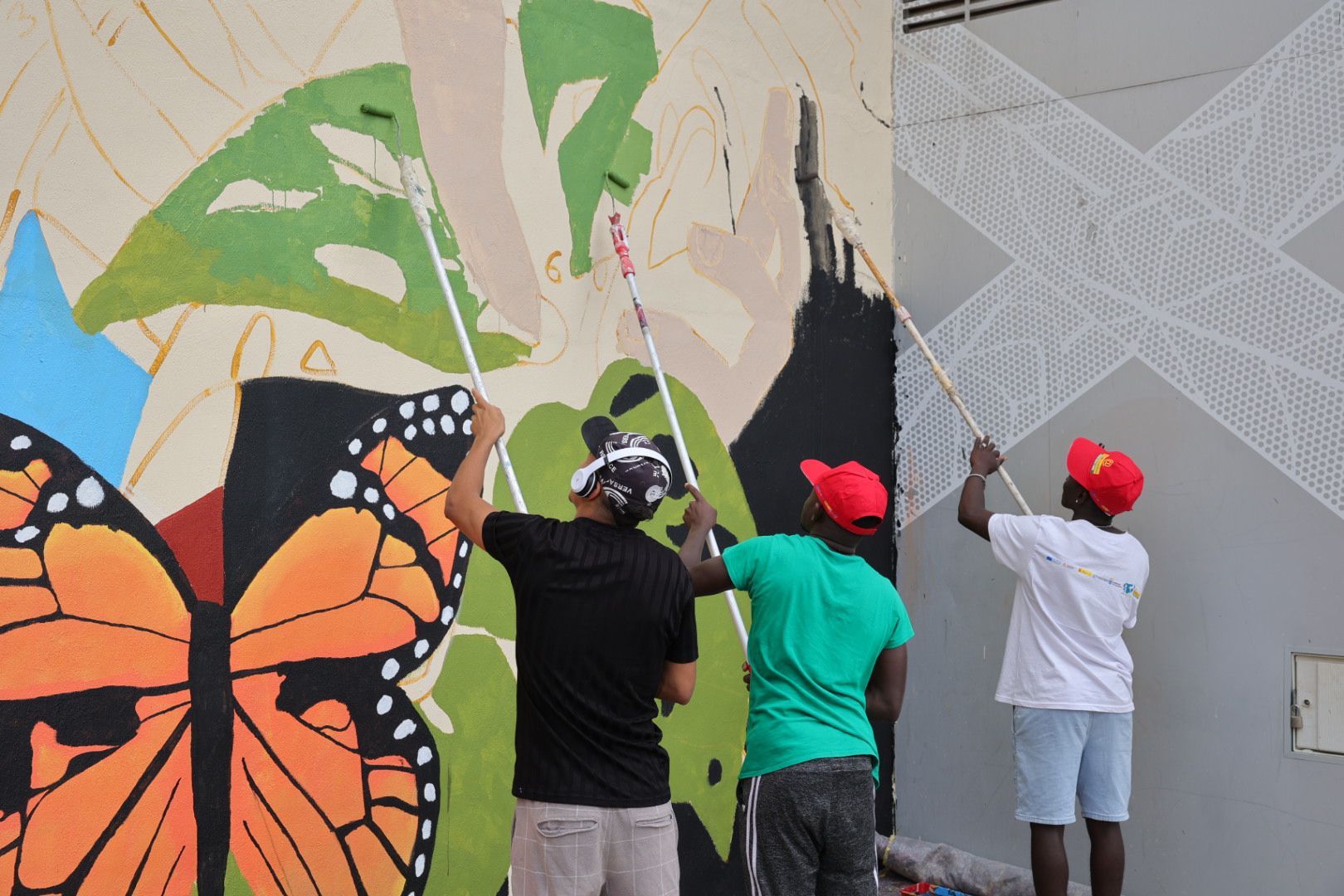 Los vecinos del barrio de la Vega de San José se vuelcan en su mural