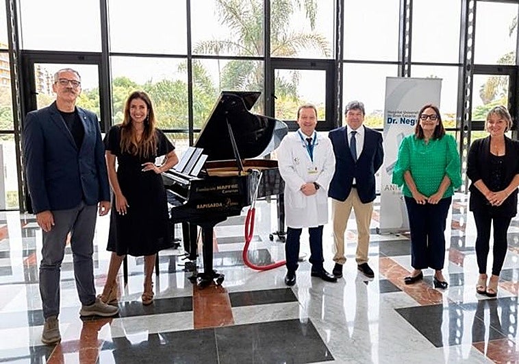 Momento de la entrega del piano al hospital Doctor Negrín.