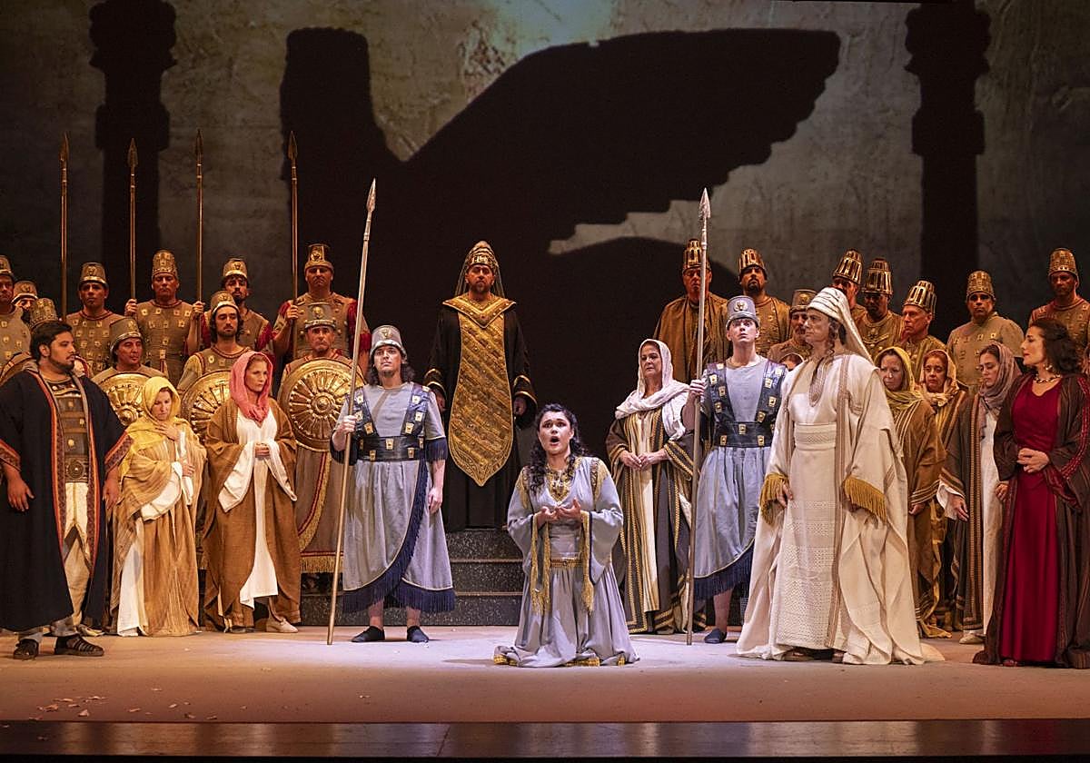 Un momento del ensayo general de 'Nabucco', en el Teatro Pérez Galdós.