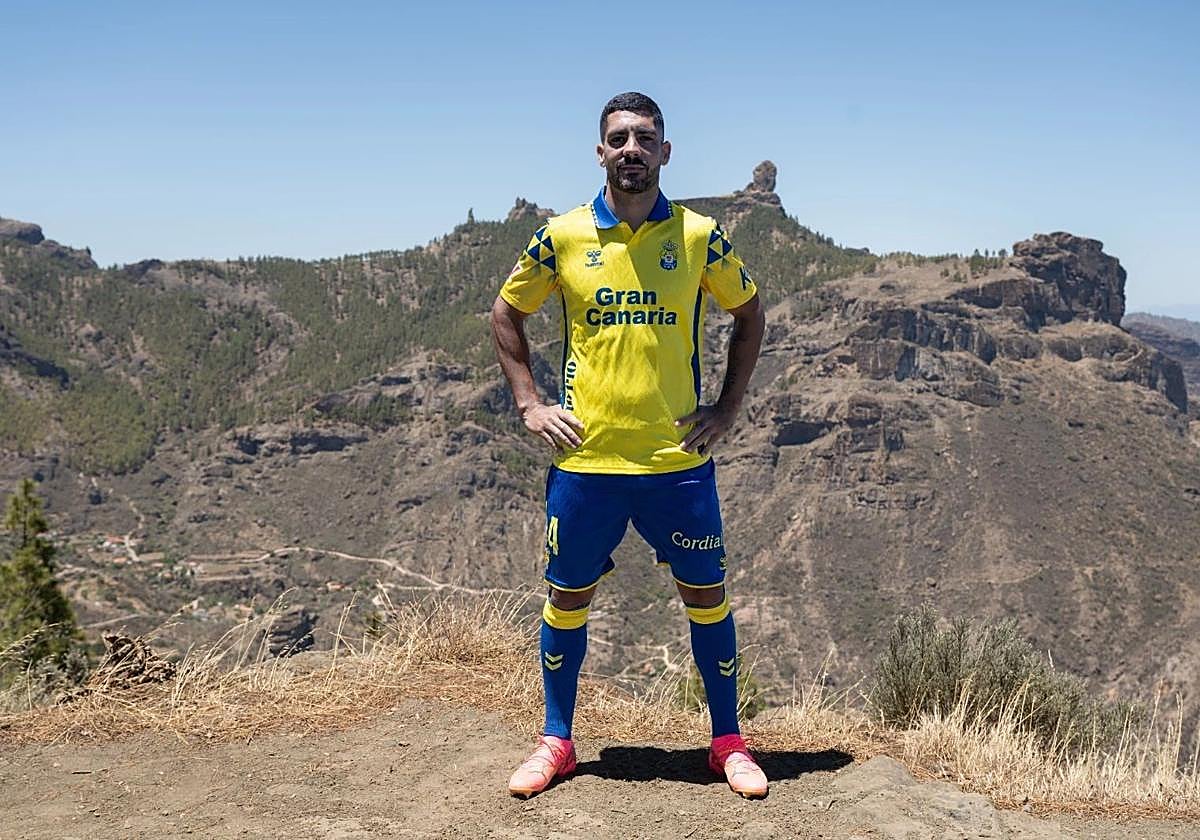 La UD presenta su nueva camiseta con las genuinas pintaderas