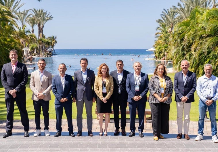 Los participantes en el debate junto a parte de la organización, que corrió a cargo de Les Roches.