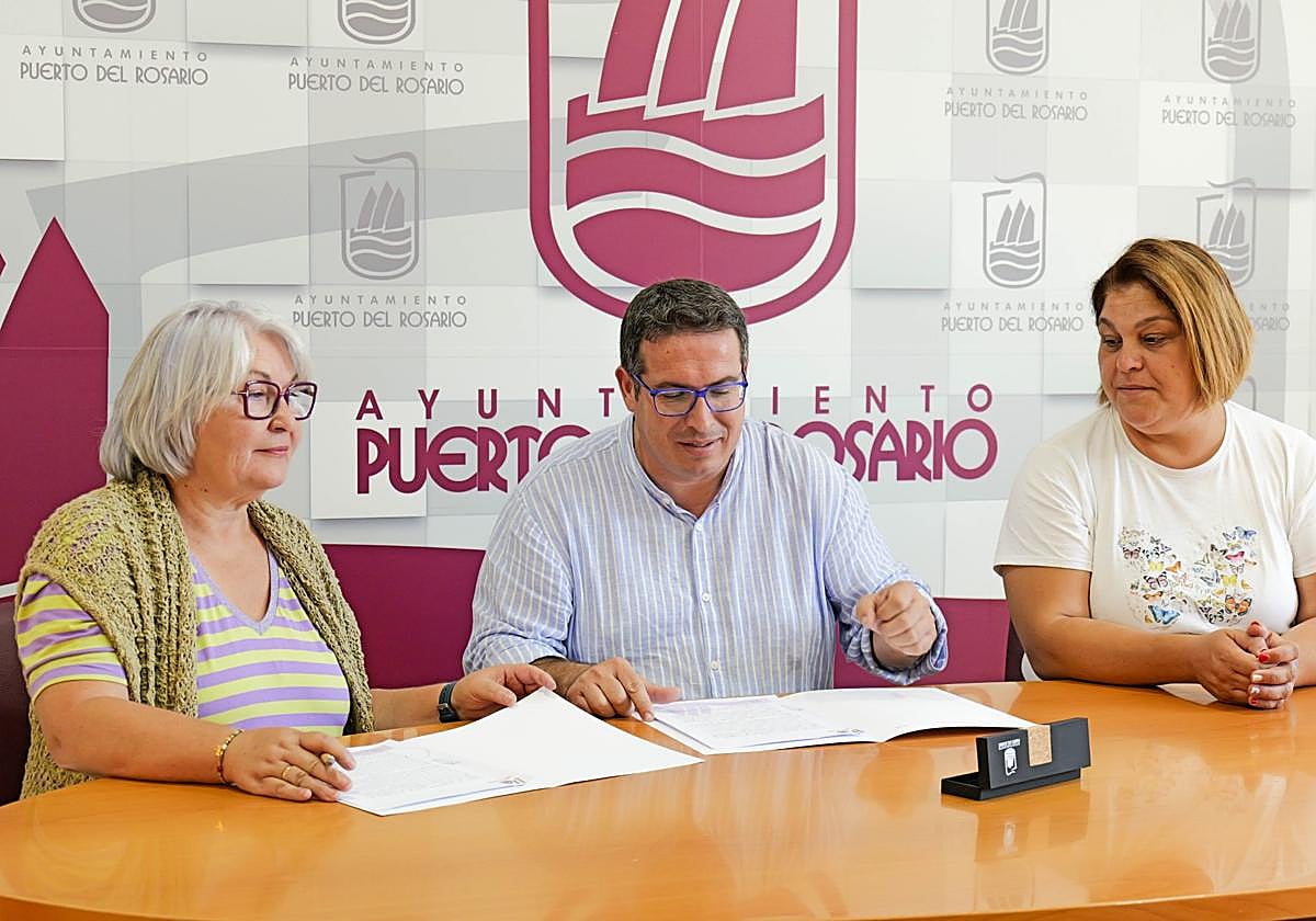 Ana Trujillo, presidenta de Asomasamen, firma el convenio con el alcalde David de Vera en presencia de la concejala de área, Rosa María Rodríguez.