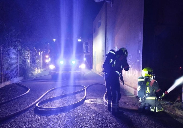 Imágenes de la intervención en la nave incendiada.