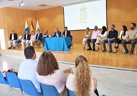 Presentación del balance del primer año de gobierno del pacto entre PP-AV y CC.