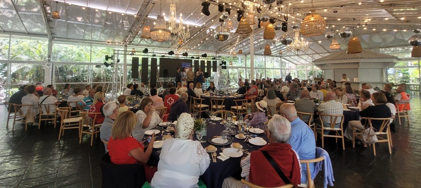 Imagen secundaria 1 - El Club Rotario Telde Internacional con los mayores de Telde y Arucas